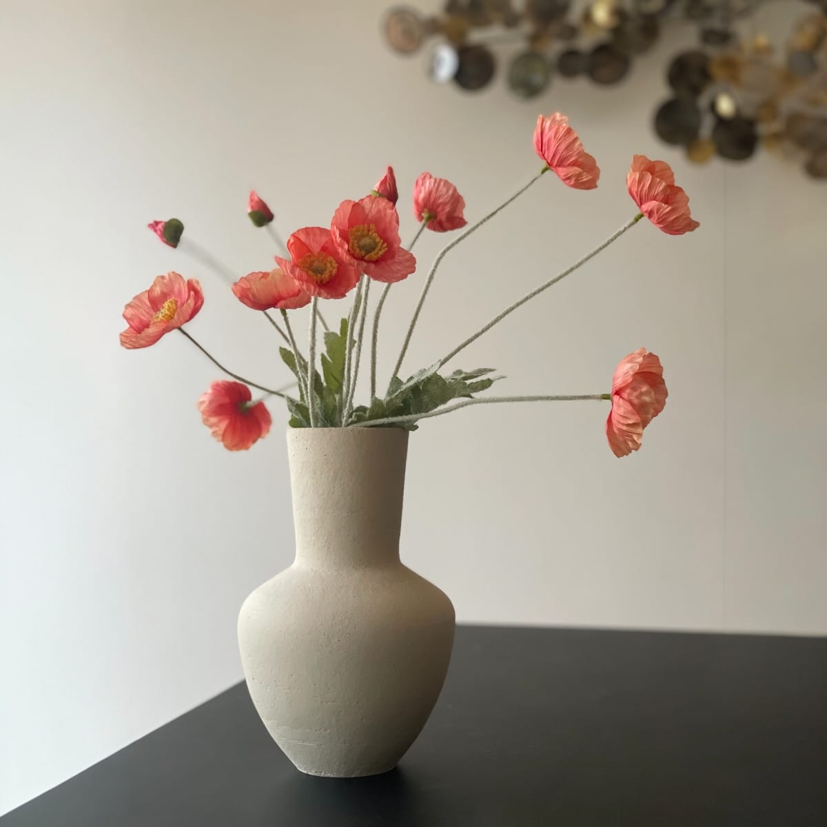 hvid keramikvase med orange blomster