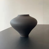 Skulpturet sort keramikvase