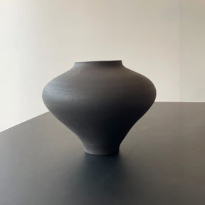 Skulpturet sort keramikvase