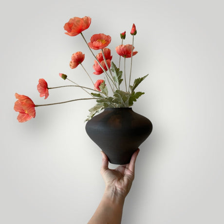 sort keramikvase med blomster