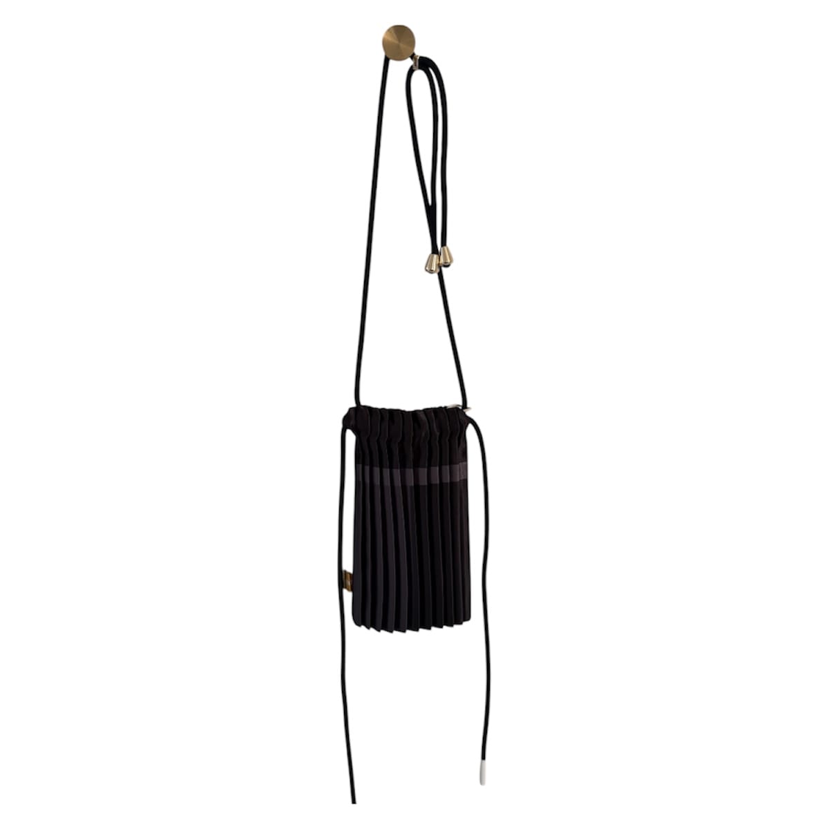 Plisseret satin crossbody taske i sort fra Multitudes, håndlavet i Italien