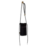 Plisseret satin crossbody taske i sort fra Multitudes, håndlavet i Italien