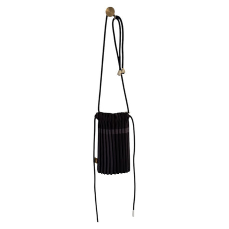 Plisseret satin crossbody taske i sort fra Multitudes, håndlavet i Italien