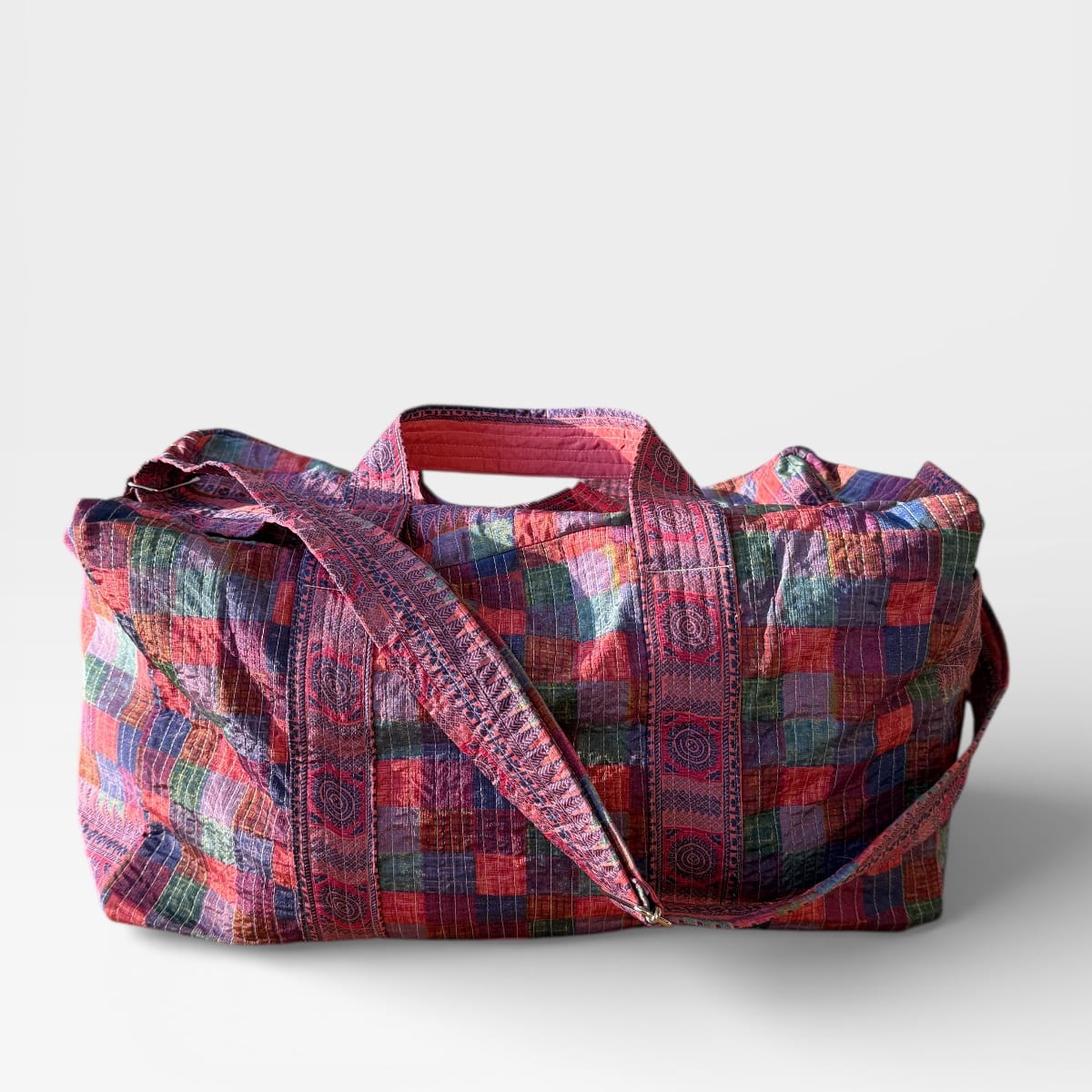 Unik weekendtaske syet af upcycled sari i Nepal