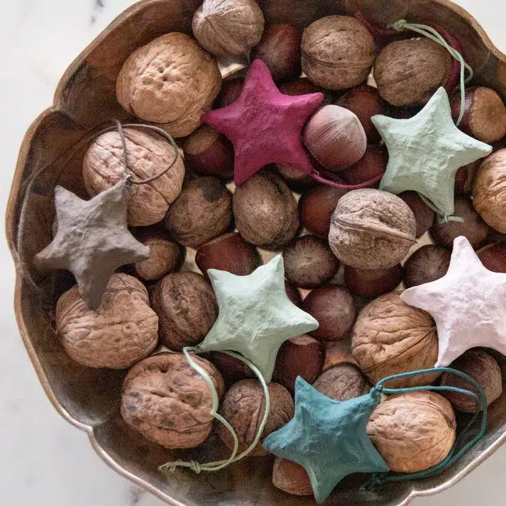 10023_XO_Håndlavede stjerner fra XO Handcraft, lavet af cottonmâché – bæredygtigt juleophæng i unikt håndværkHandcraft_dansk_haandlavet_julepynt_ornament_ophaeng_stjerne_papmache_genbrug_bionedbrydelig