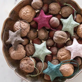 10023_XO_Håndlavede stjerner fra XO Handcraft, lavet af cottonmâché – bæredygtigt juleophæng i unikt håndværkHandcraft_dansk_haandlavet_julepynt_ornament_ophaeng_stjerne_papmache_genbrug_bionedbrydelig
