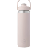 Stilren og holdbar AYA&IDA Sports Bottle 700 ml i rustfrit stål. 100% tæt og perfekt til træning. Køb den hos Himmerli.