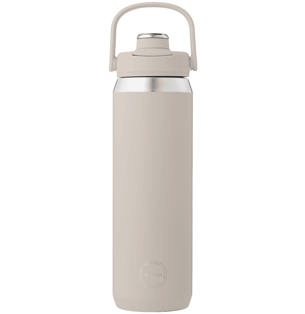 Stilren og holdbar AYA&IDA Sports Bottle 700 ml i rustfrit stål. 100% tæt og perfekt til træning. Køb den hos Himmerli.