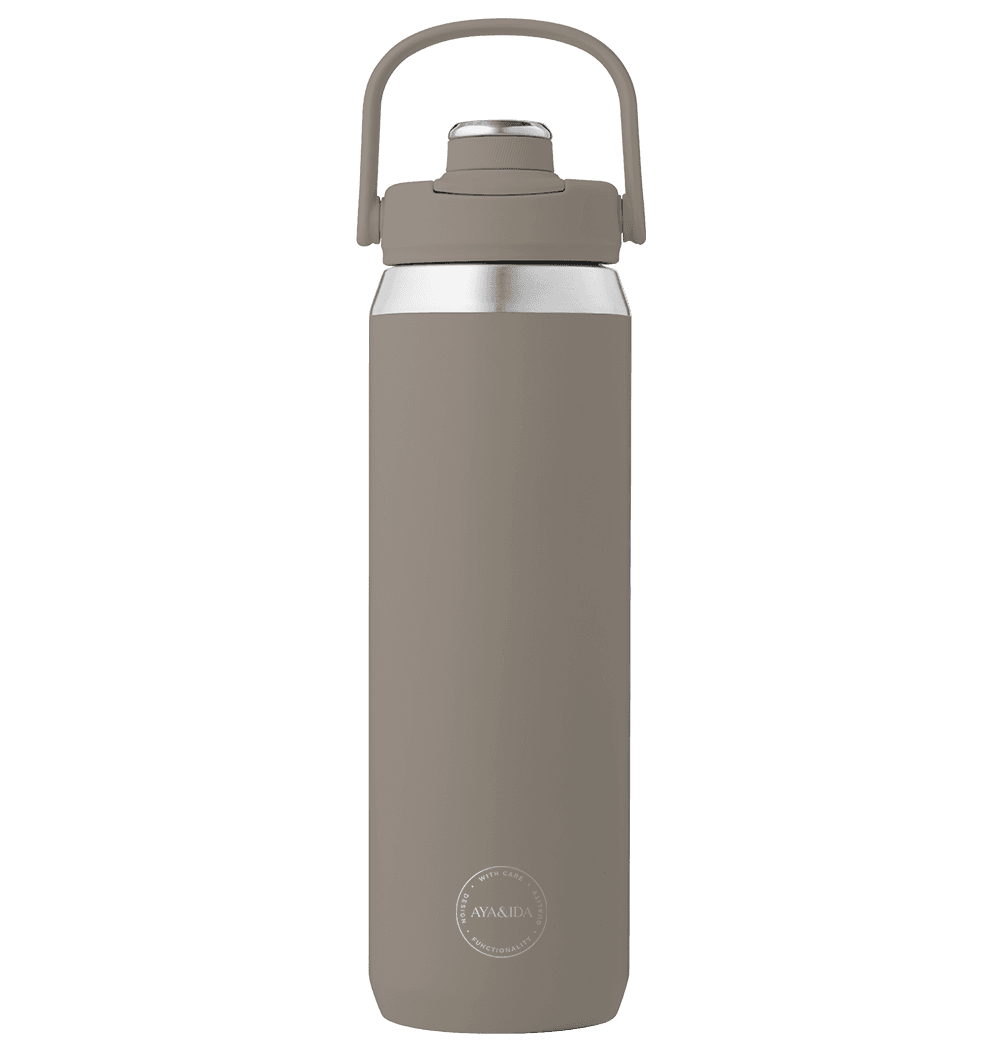 Stilren og holdbar AYA&IDA Sports Bottle 700 ml i rustfrit stål. 100% tæt og perfekt til træning. Køb den hos Himmerli.