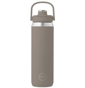 Stilren og holdbar AYA&IDA Sports Bottle 700 ml i rustfrit stål. 100% tæt og perfekt til træning. Køb den hos Himmerli.
