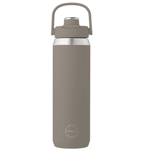 Stilren og holdbar AYA&IDA Sports Bottle 700 ml i rustfrit stål. 100% tæt og perfekt til træning. Køb den hos Himmerli.
