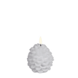 Uyuni LED fyrrekoglelys i hvid stearin med naturtro flamme – formet som en fyrrekogle, inspireret af nordisk vinterstemning.
