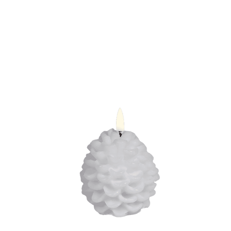 Uyuni LED fyrrekoglelys i hvid stearin med naturtro flamme – formet som en fyrrekogle, inspireret af nordisk vinterstemning.