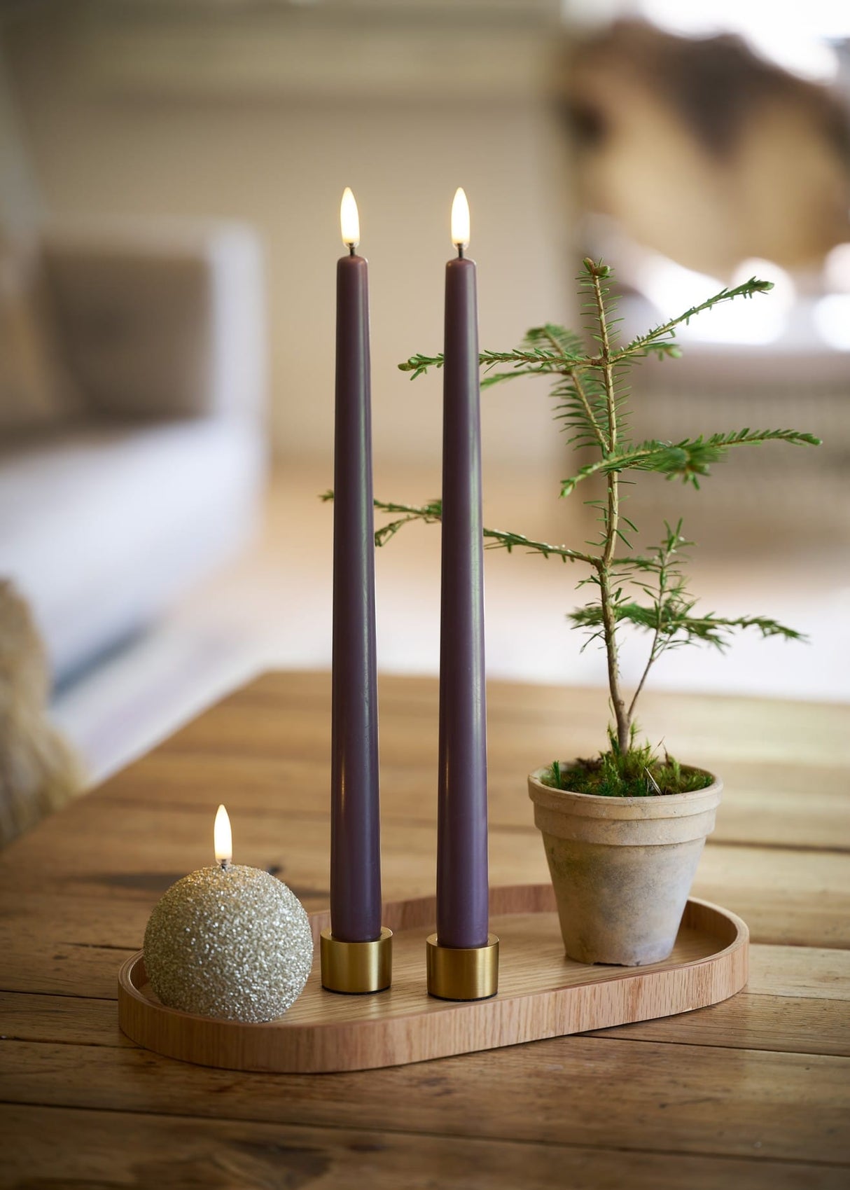 Uyuni LED sneboldlys i champagnefarvet glimmerfinish med livagtig flamme – rund form som en snebold, fotograferet i varm, stemningsfuld belysning.