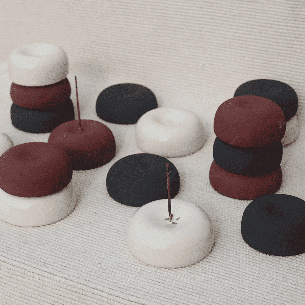 Wilma Nawara incense holders rød, sort og creme hvid