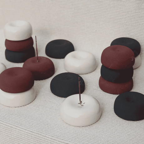 Wilma Nawara incense holders rød, sort og creme hvid