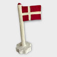Håndlavet flag på fod 18 cm fra XO Handcraft, lavet af cottonmâché – bæredygtigt og unikt håndværk
