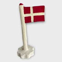 Håndlavet flag på fod 18 cm fra XO Handcraft, lavet af cottonmâché – bæredygtigt og unikt håndværk