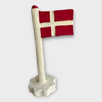 Håndlavet flag på fod 18 cm fra XO Handcraft, lavet af cottonmâché – bæredygtigt og unikt håndværk