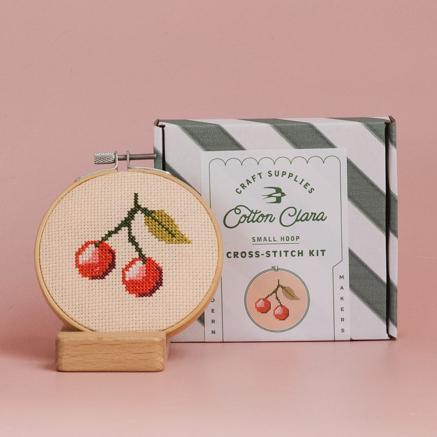 Cotton Clara Kirsebær DIY korsstingskit med træramme og plastfri æske