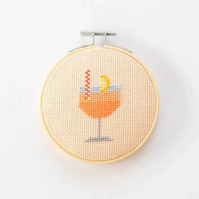Cotton Clara Aperol Cocktail DIY korsstingskit med broderiring og plastfri æske
