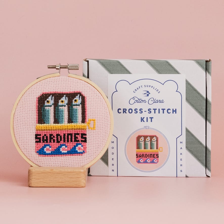 Cotton Clara Sardiner DIY korsstingskit med træramme og plastfri æske