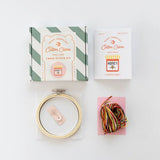 Cotton Clara Honningkrukke DIY korsstingskit med træramme og plastfri æske