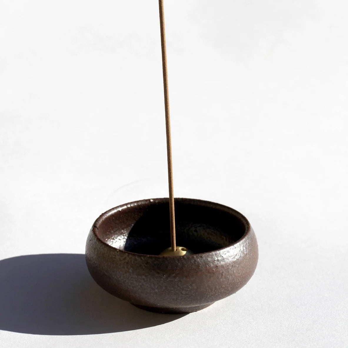 Håndlavet Wabi Sabi røgelsesholder i stentøj fra Ume Incense med guldkuppel-holder og luksus gaveæske