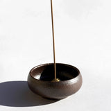 Håndlavet Wabi Sabi røgelsesholder i stentøj fra Ume Incense med guldkuppel-holder og luksus gaveæske