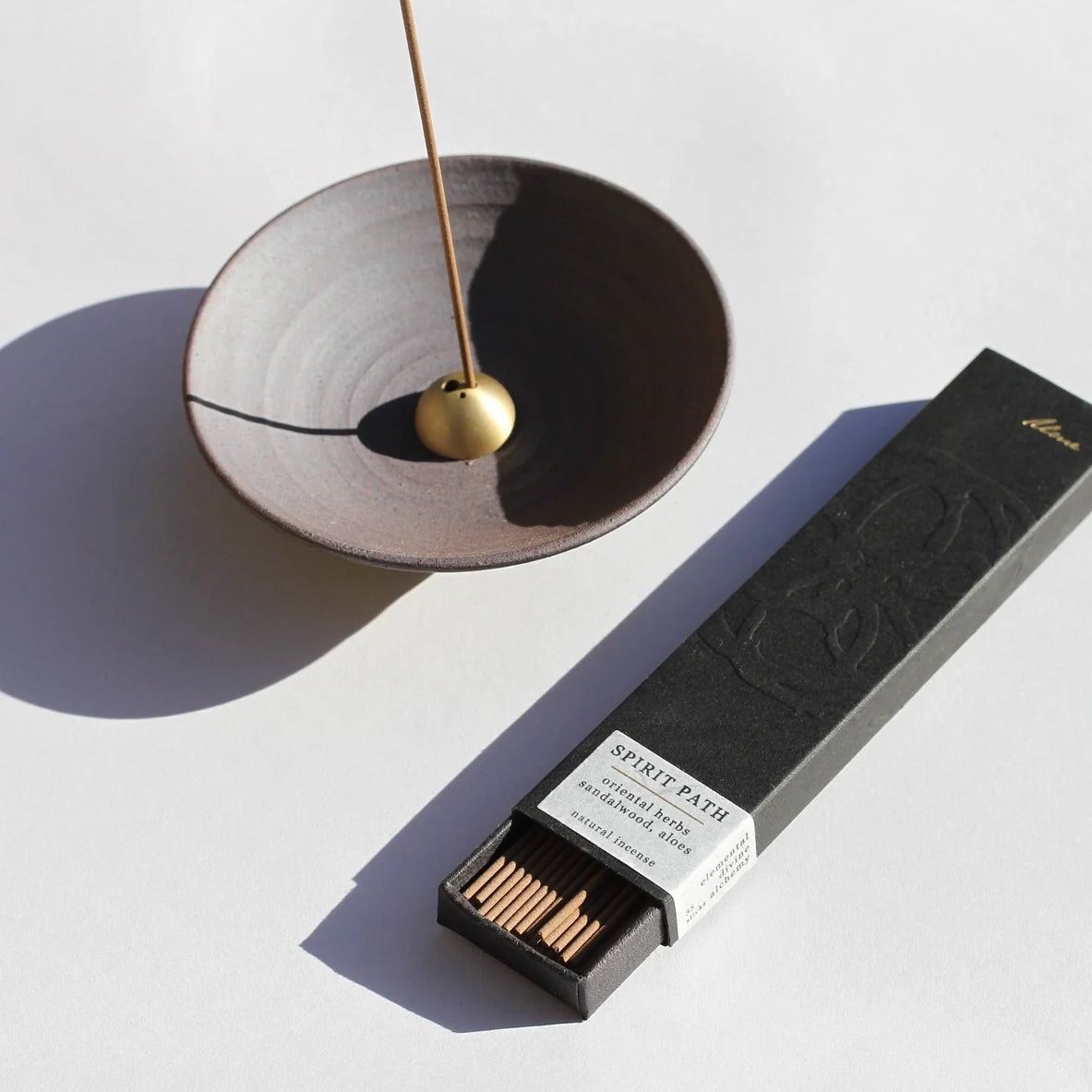 Begrænset udgave hånddrejet Zen røgelsesskål i lilla terracotta med messing dome-holder fra Ume Incense