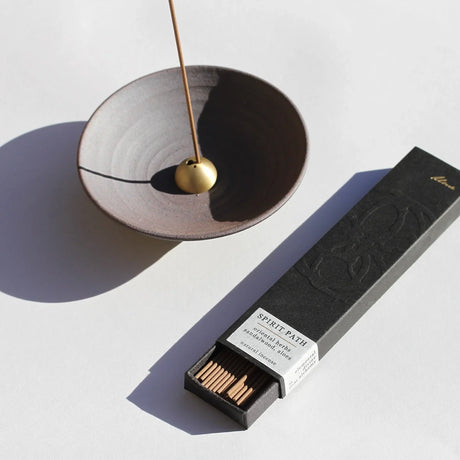 Begrænset udgave hånddrejet Zen røgelsesskål i lilla terracotta med messing dome-holder fra Ume Incense
