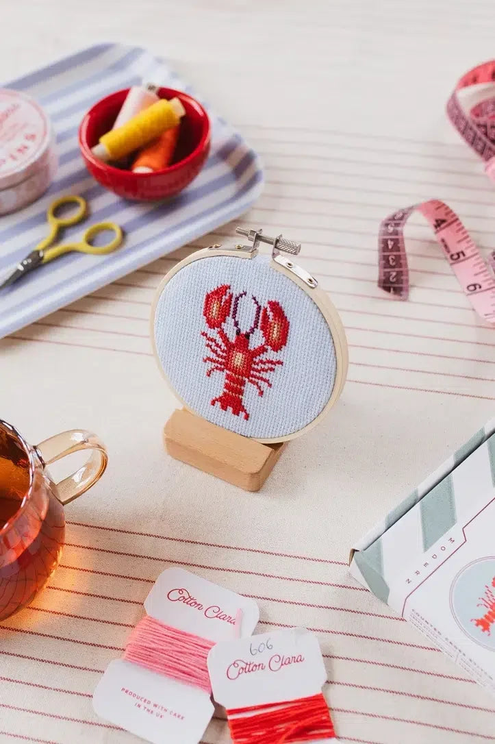 Cotton Clara Hummer DIY korsstingskit med træramme og plastfri æske