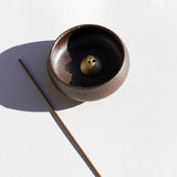 Håndlavet Wabi Sabi røgelsesholder i stentøj fra Ume Incense med guldkuppel-holder og luksus gaveæske