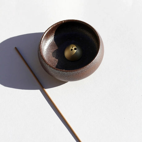 Håndlavet Wabi Sabi røgelsesholder i stentøj fra Ume Incense med guldkuppel-holder og luksus gaveæske