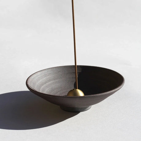 Begrænset udgave hånddrejet Zen røgelsesskål i lilla terracotta med messing dome-holder fra Ume Incense