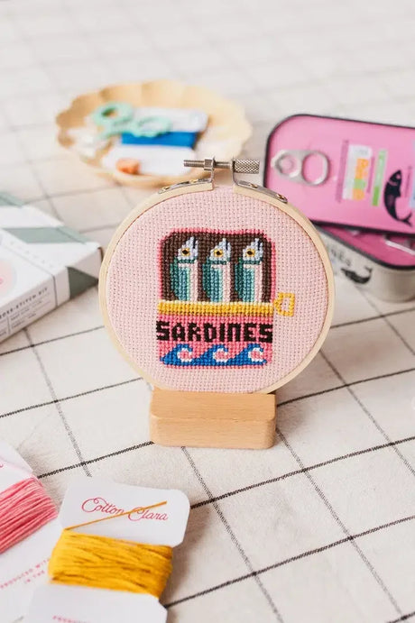 Cotton Clara Sardiner DIY korsstingskit med træramme og plastfri æske