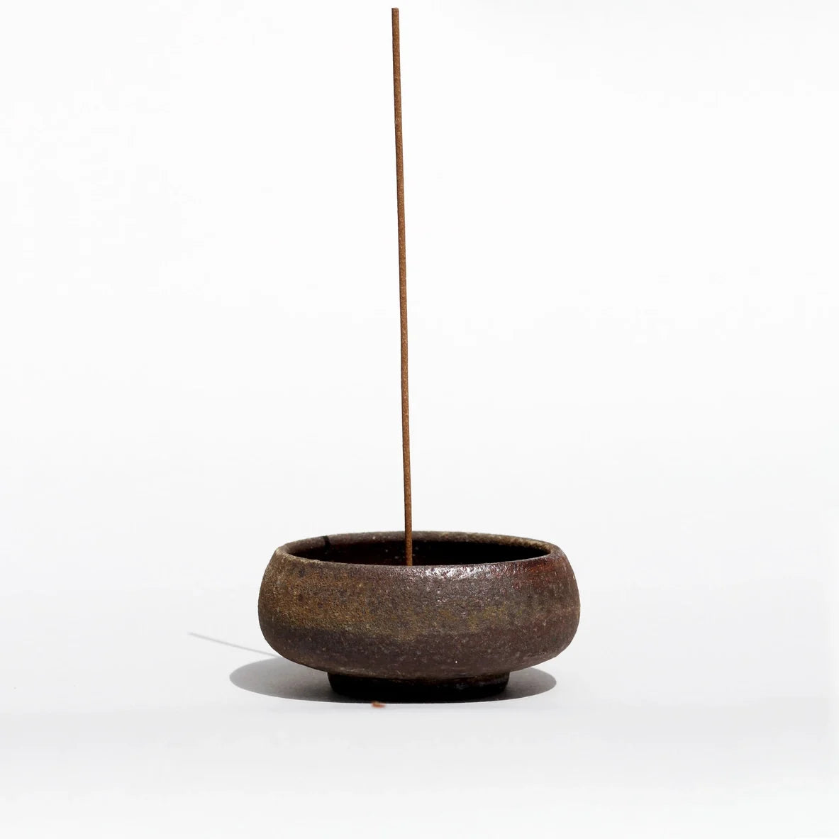Håndlavet Wabi Sabi røgelsesholder i stentøj fra Ume Incense med guldkuppel-holder og luksus gaveæske