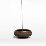 Håndlavet Wabi Sabi røgelsesholder i stentøj fra Ume Incense med guldkuppel-holder og luksus gaveæske