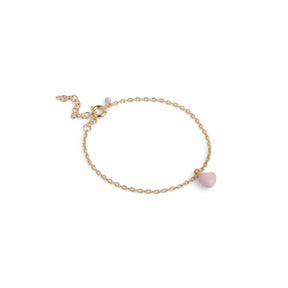 ENAMEL Copenhagen Grand Amore armbånd i guld med hjertevedhæng i lyserød Soft Rose