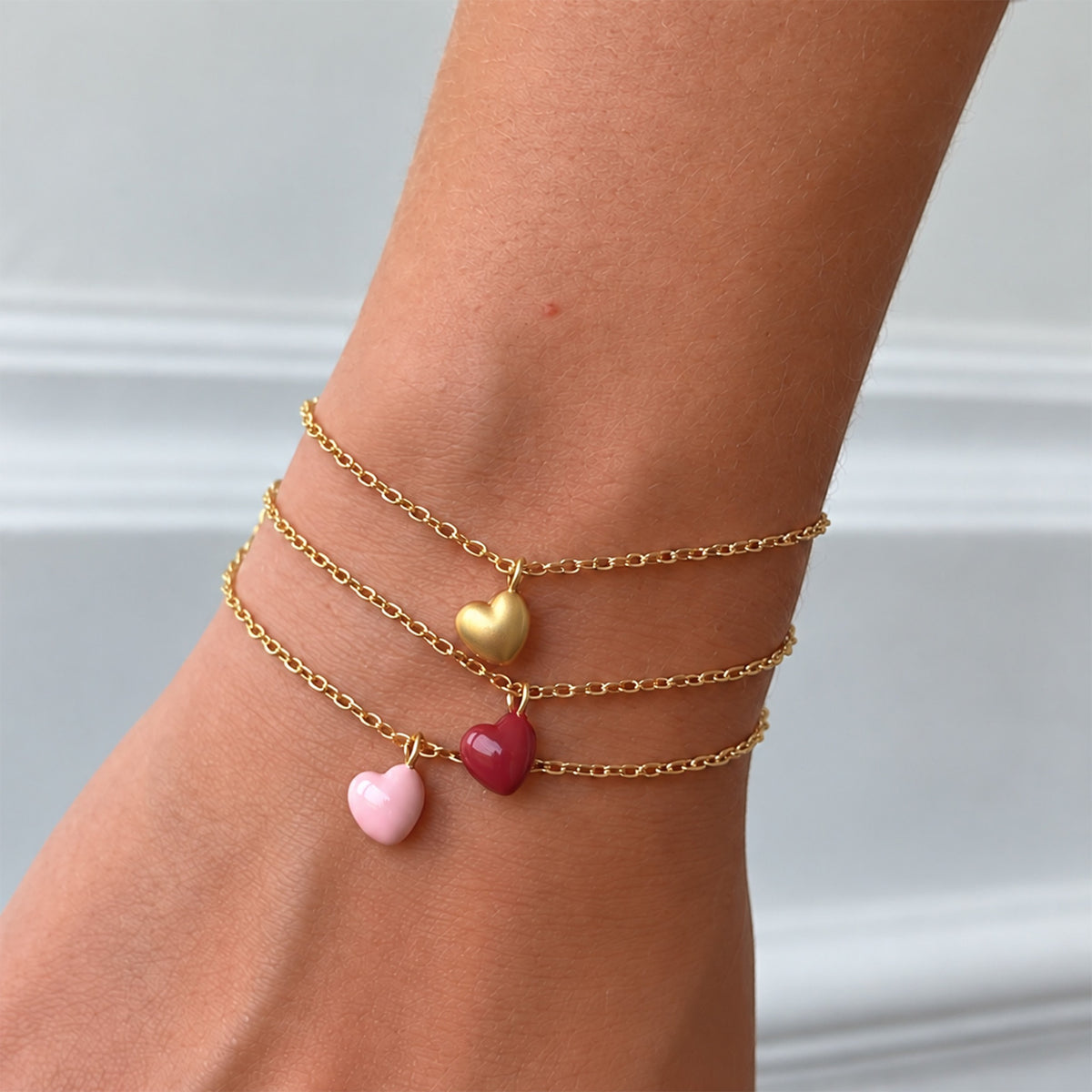 ENAMEL Copenhagen Grand Amore armbånd i guld med hjertevedhæng i lyserød Soft Rose