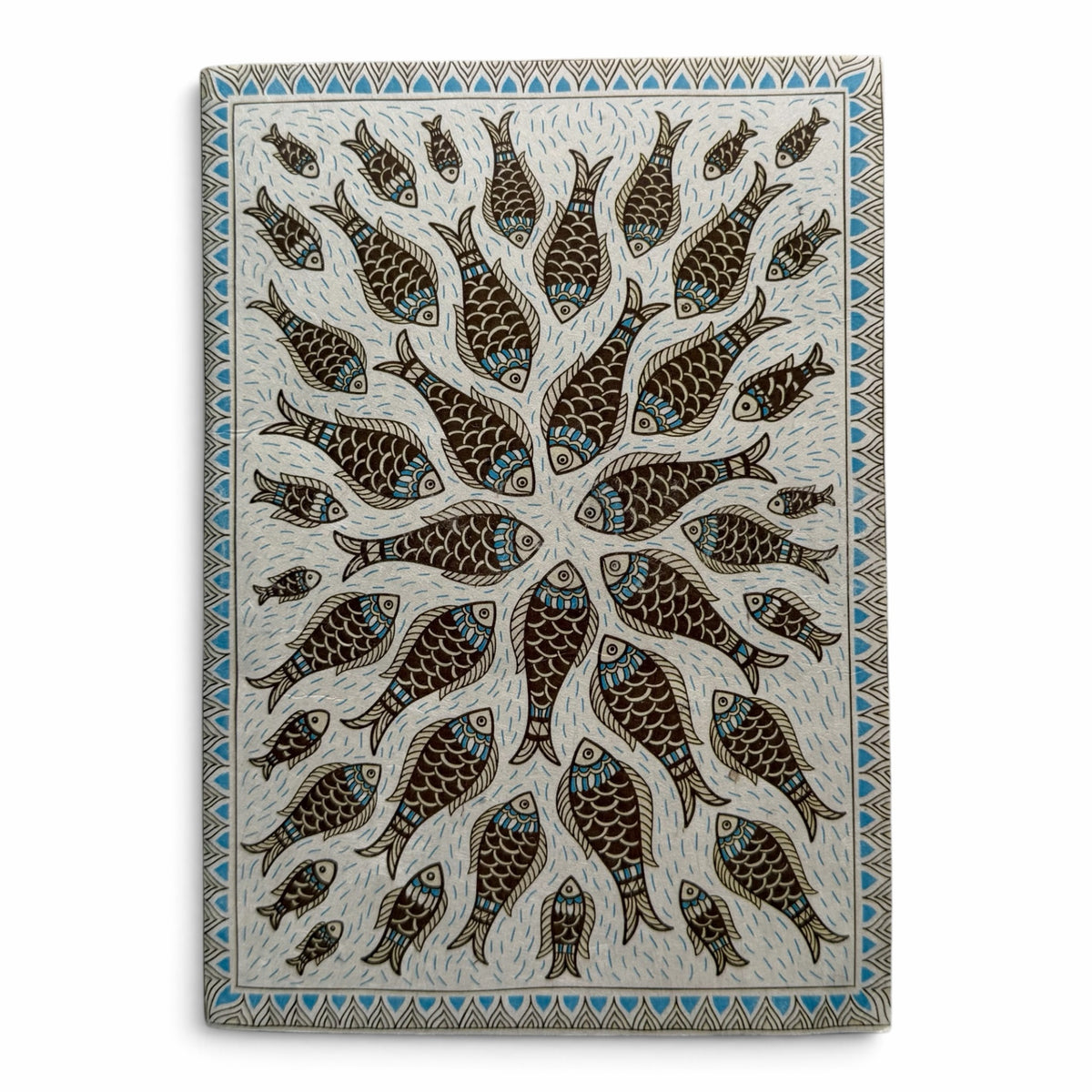 himmerli dekorativt fad med håndmalet cirkulært fiskemotiv i brune, sorte og blå nuancer på lys baggrund