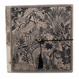 Himmerli håndlavet notesbog med sort-hvidt botanisk jungle-motiv, elastiklukning, træknap og dekorativ kvast.