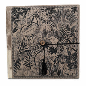 Himmerli håndlavet notesbog med sort-hvidt botanisk jungle-motiv, elastiklukning, træknap og dekorativ kvast.