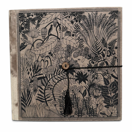 Himmerli håndlavet notesbog med sort-hvidt botanisk jungle-motiv, elastiklukning, træknap og dekorativ kvast.