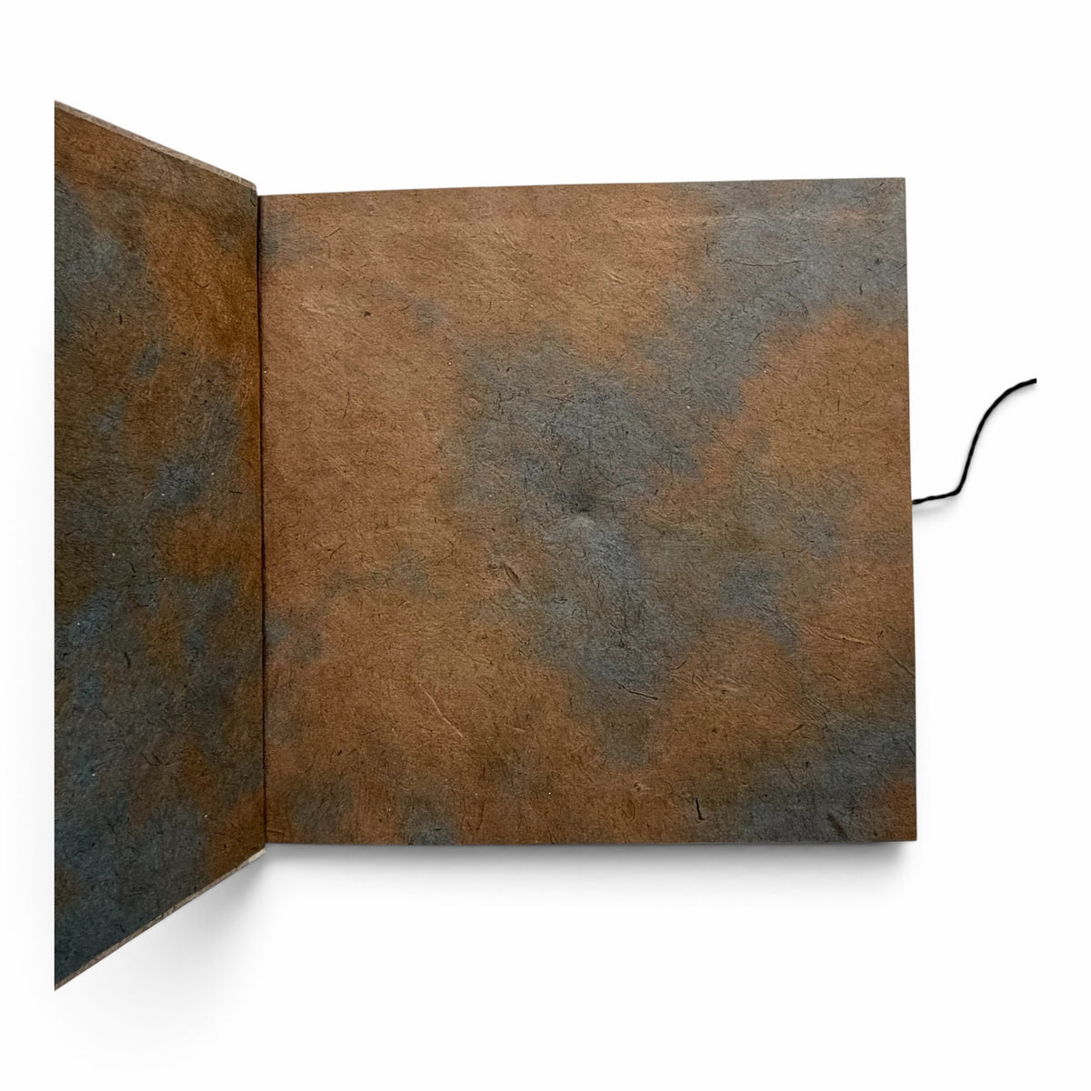 Himmerli håndlavet notesbog med tekstureret brunt og gråt papir i et rustikt, naturligt design.