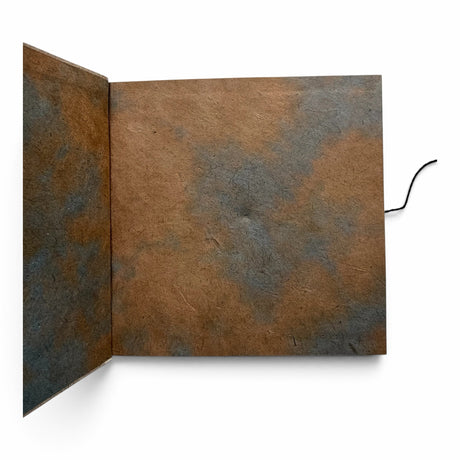 Himmerli håndlavet notesbog med tekstureret brunt og gråt papir i et rustikt, naturligt design.