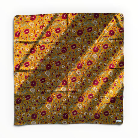 himmerli LAYA silketørklæde med blomsterprint i sennepsgul, bordeaux og creme, kvadratisk design