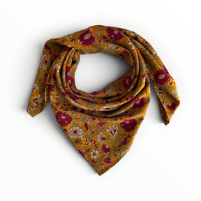 himmerli LAYA silketørklæde med blomsterprint i sennepsgul, bordeaux og creme, kvadratisk og let design.