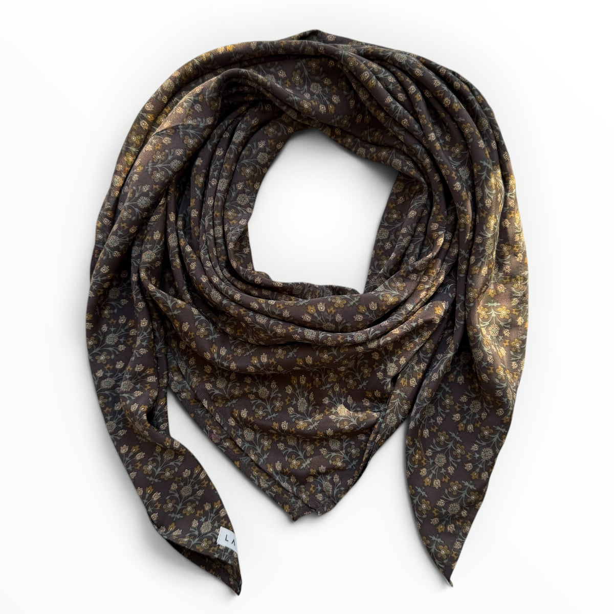 himmerli LAYA tørklæde i mørkebrun med fint blomsterprint i gyldne nuancer, elegant og let accessory til kvinder.