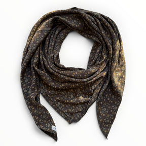 himmerli LAYA tørklæde i mørkebrun med fint blomsterprint i gyldne nuancer, elegant og let accessory til kvinder.